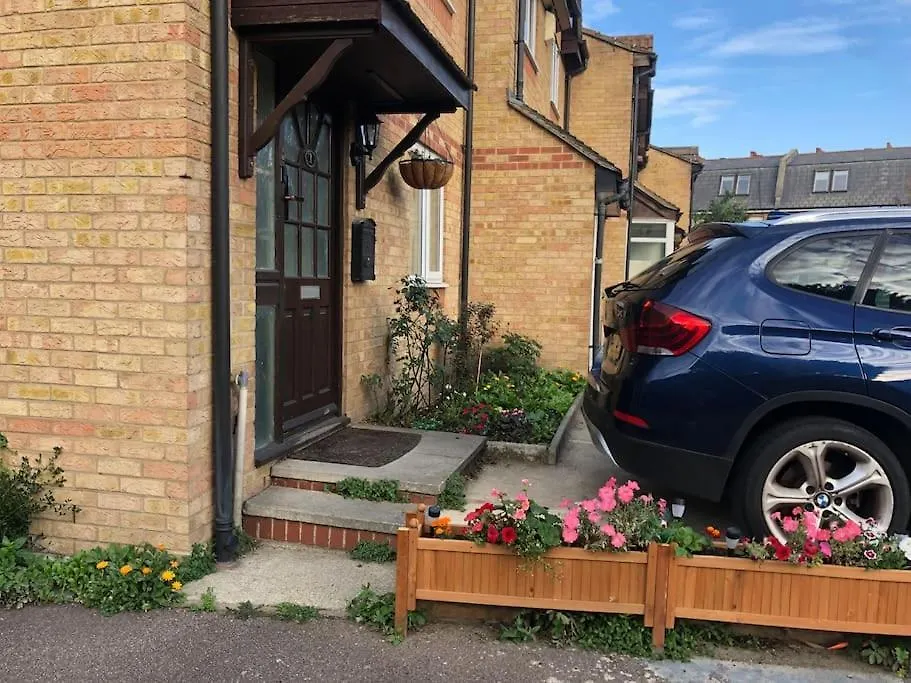 Nyaraló Cheerful 4 Bedroom House With Garden Free Parking London