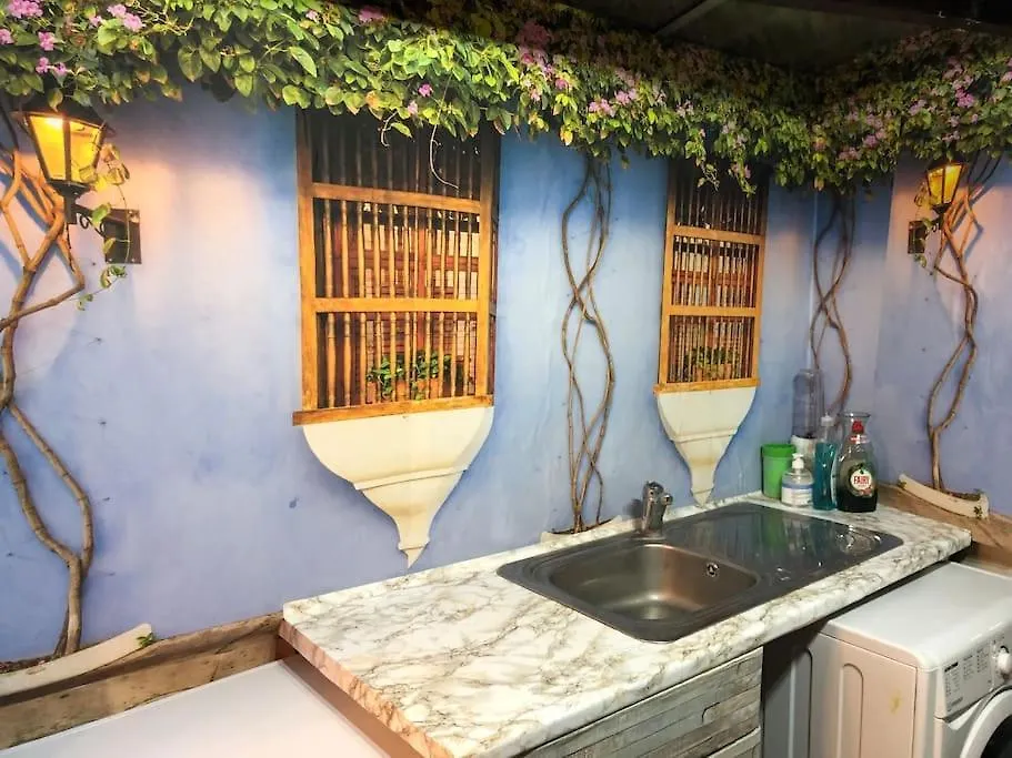 Nyaraló Cheerful 4 Bedroom House With Garden Free Parking London