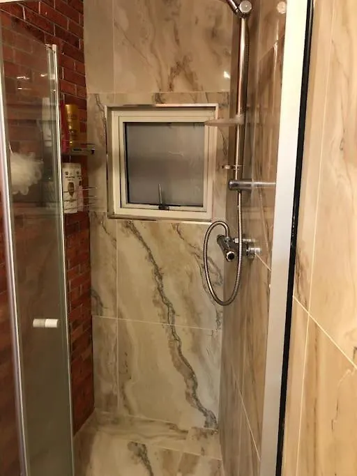 Cheerful 4 Bedroom House With Garden Free Parking London 0*,