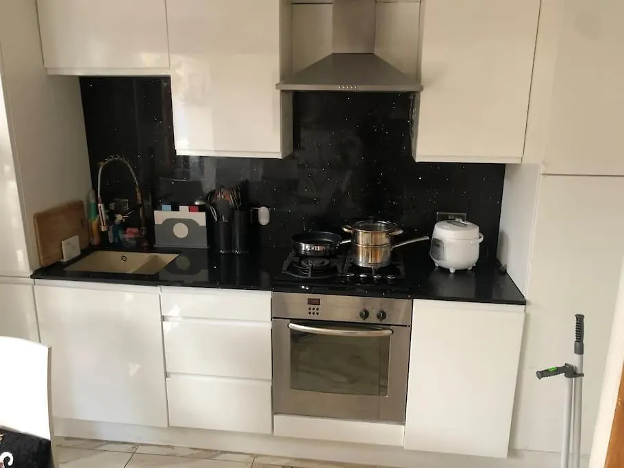 Cheerful 4 Bedroom House With Garden Free Parking London
