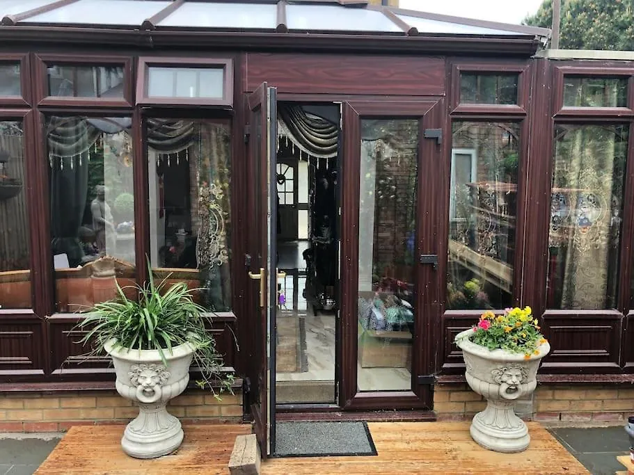 Cheerful 4 Bedroom House With Garden Free Parking London 0*,  Egyesült Királyság