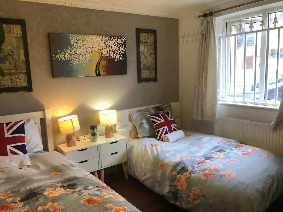 Cheerful 4 Bedroom House With Garden Free Parking London 0*,