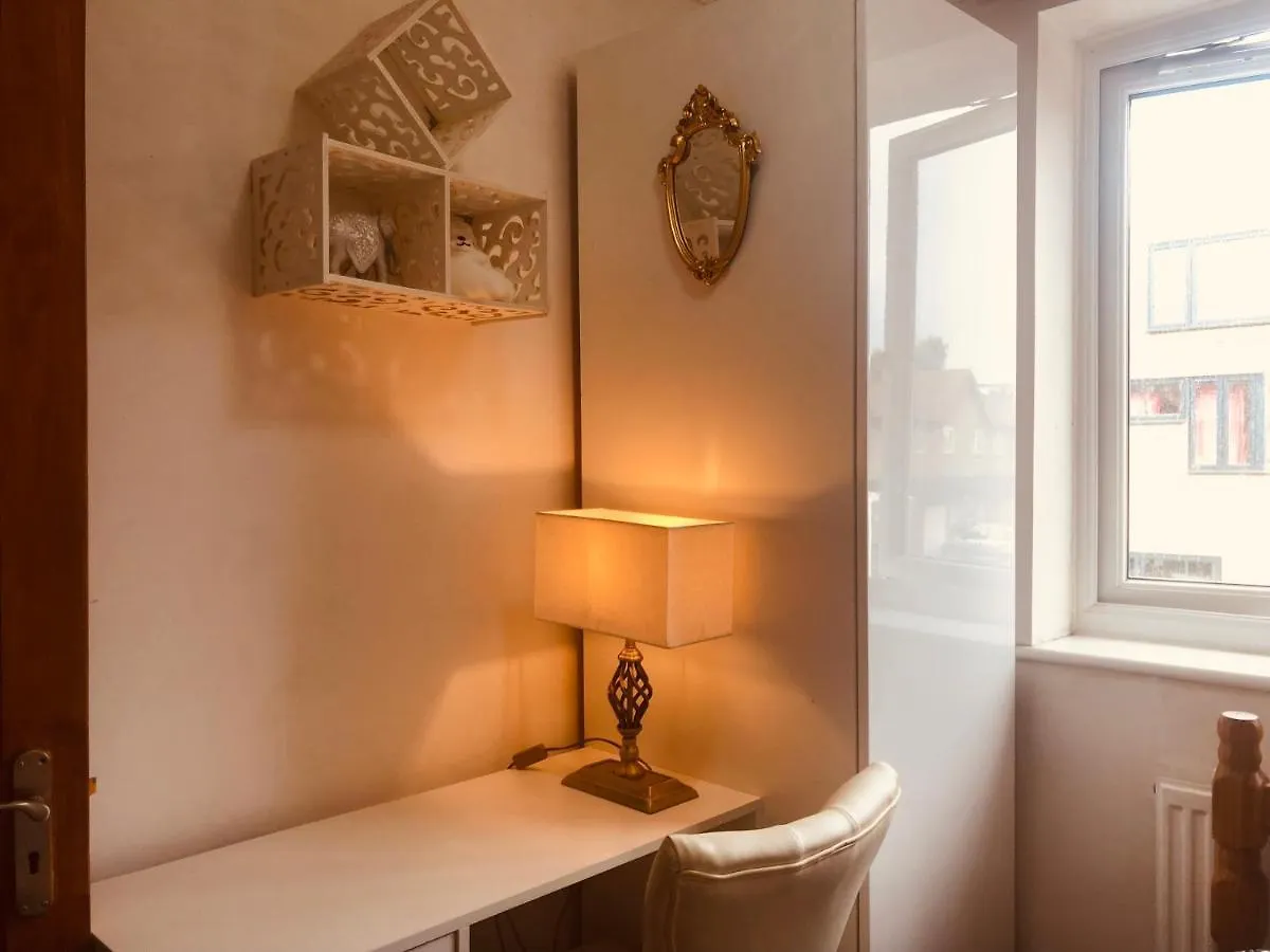 Cheerful 4 Bedroom House With Garden Free Parking London Nyaraló