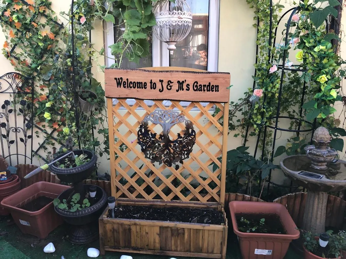 Nyaraló Cheerful 4 Bedroom House With Garden Free Parking London