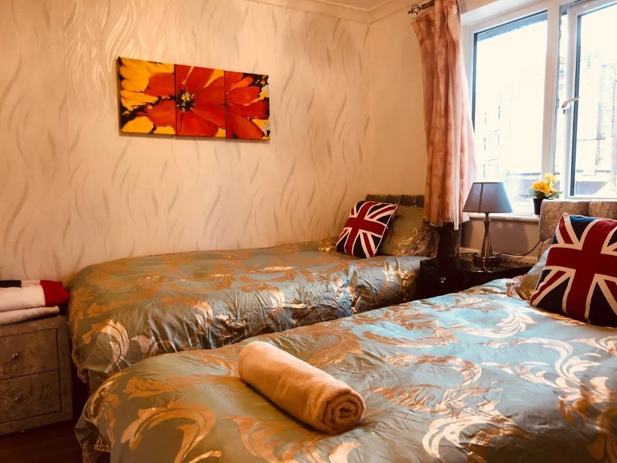 Cheerful 4 Bedroom House With Garden Free Parking London
