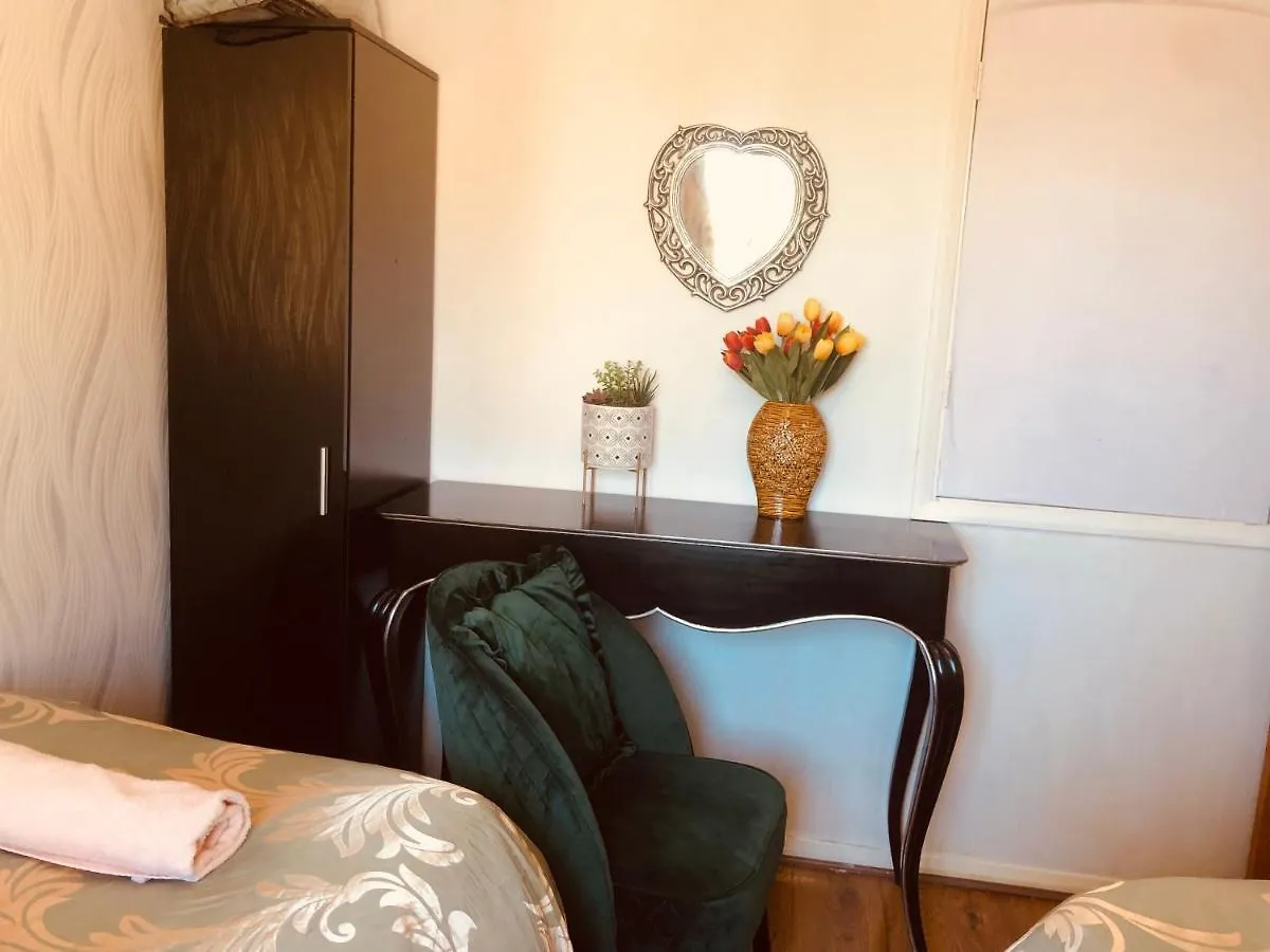 Cheerful 4 Bedroom House With Garden Free Parking London 0*,  Egyesült Királyság