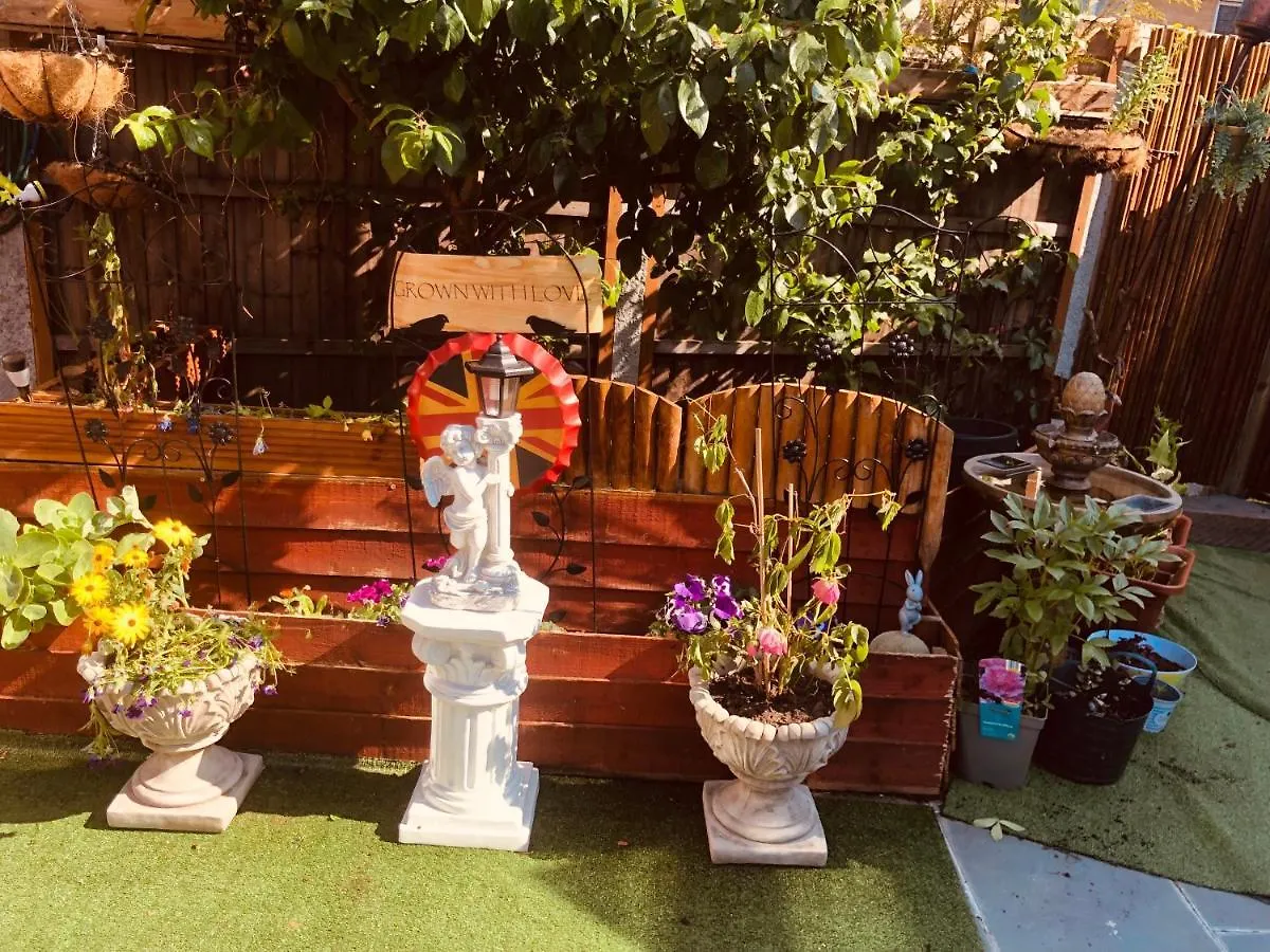 Nyaraló Cheerful 4 Bedroom House With Garden Free Parking London Egyesült Királyság