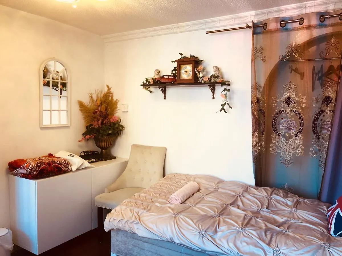 Nyaraló Cheerful 4 Bedroom House With Garden Free Parking London