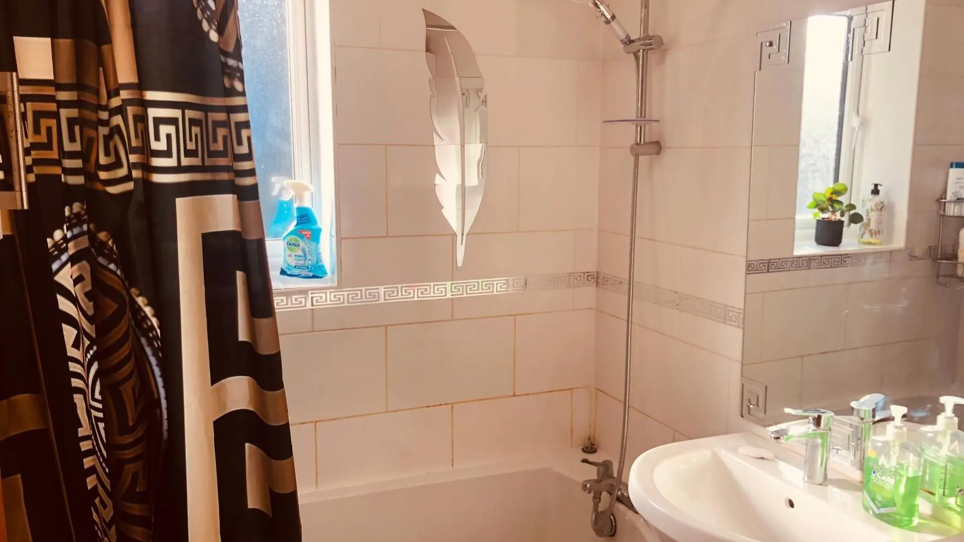Nyaraló Cheerful 4 Bedroom House With Garden Free Parking London