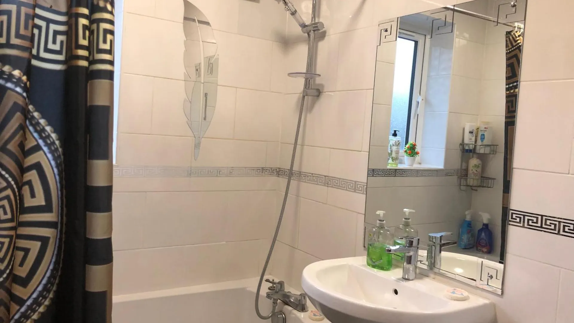 Cheerful 4 Bedroom House With Garden Free Parking London